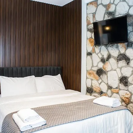 The Stone Forest Pensión 3*