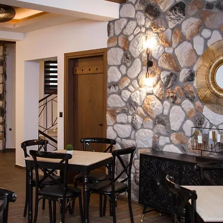 The Stone Forest Pensión 3*